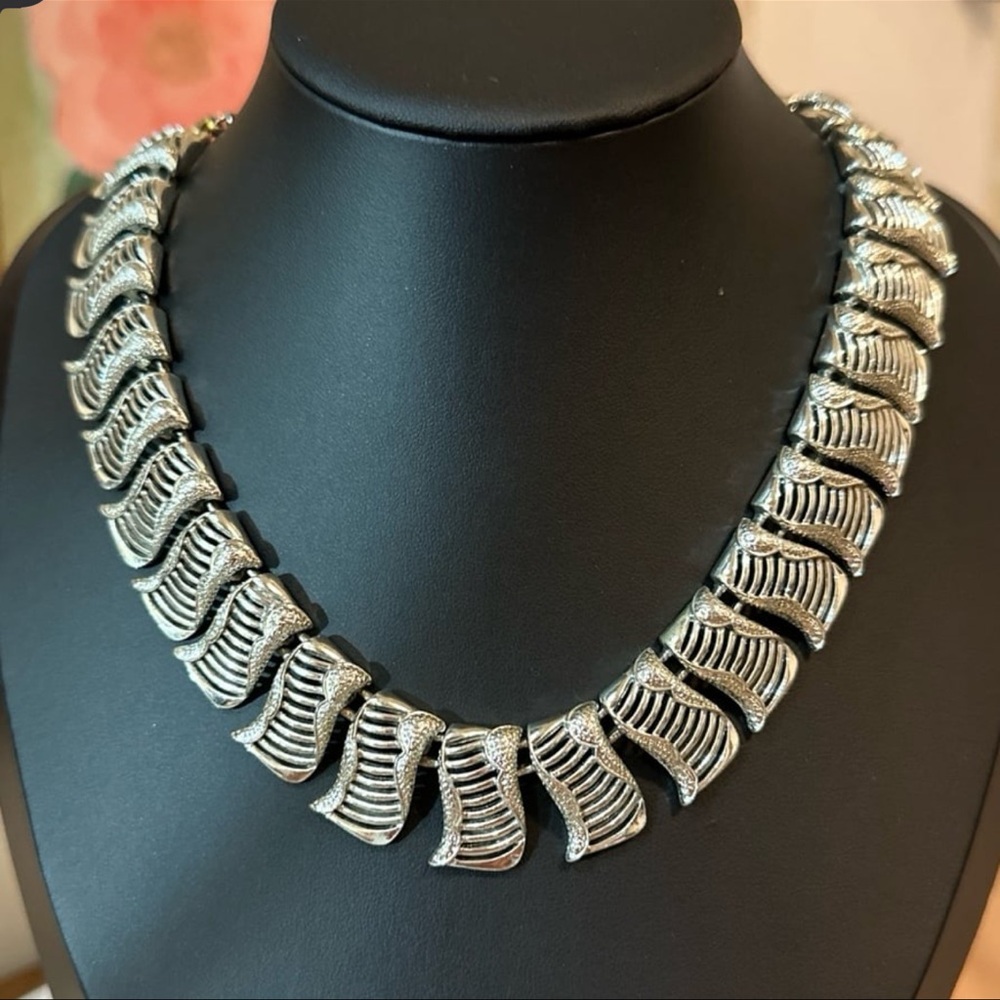 Vintage Coro Pegasus Silver Collar Bib Detailed Chunky Wavy Necklace Links